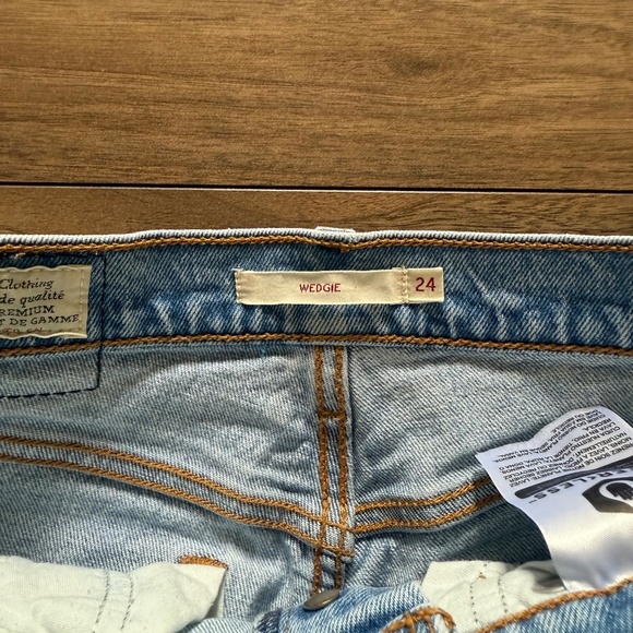 Levi’s | 24 Wedgie Fit Straight Jeans – Light Blue Wash - Picture 8 of 10